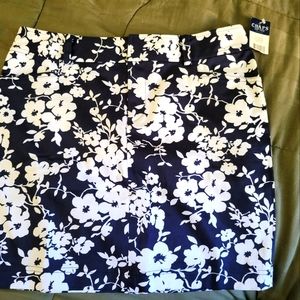 Chaps Navy and White Floral Size 10 NWT mini skirt, 18.5" from hip hip 17" long